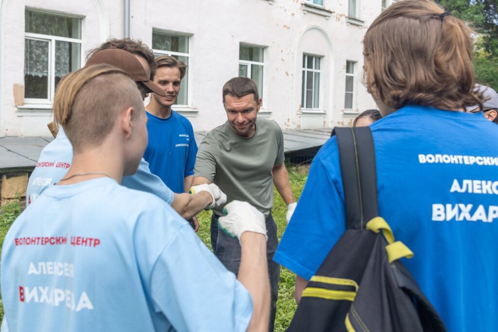 Депутат гордумы Алексей Вихарев и волонтеры провели субботник в больнице на Эльмаше