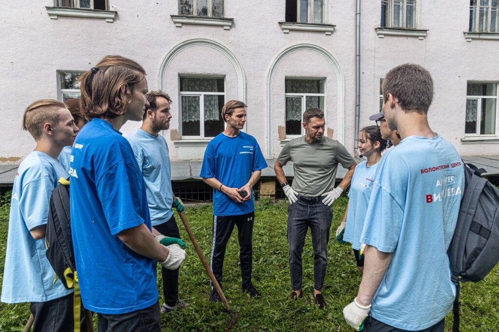 Депутат гордумы Алексей Вихарев и волонтеры провели субботник в больнице на Эльмаше