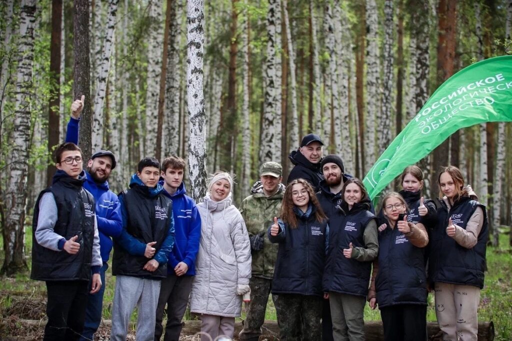 Вместе с ребятами из Волонтерского центра Алексея Вихарева высадили 4 тыс. саженцев ели рядом с селом Режик