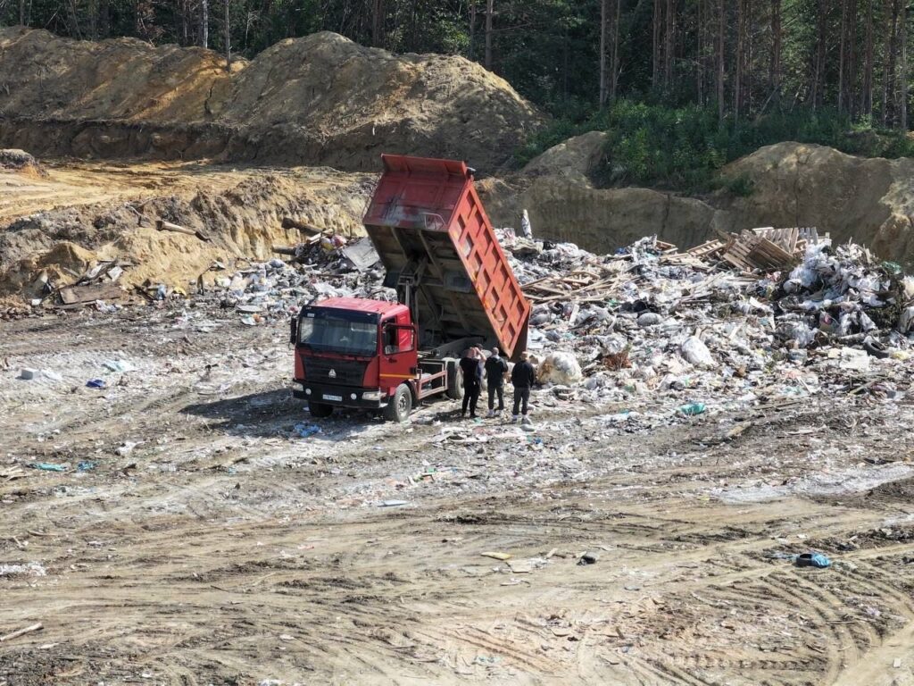 Российское экологическое общество обнаружило опасные медицинские отходы на незаконной свалке рядом с аэропортом Кольцово